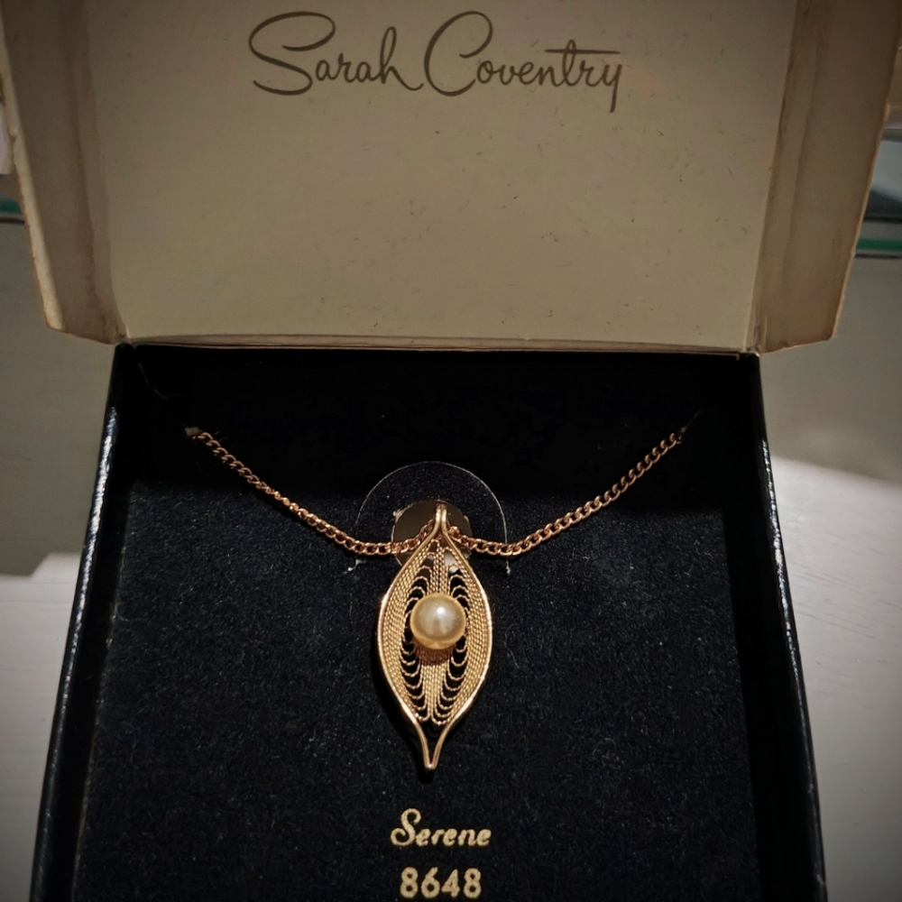 VTG "Serene" Sarah Coventry Gold Tone Filigree Leaf Pendant Necklace